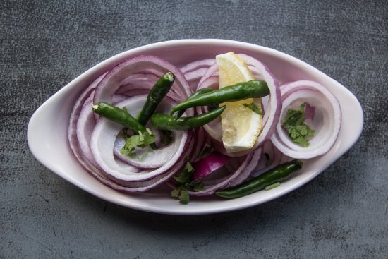 SLICED ONION & GREEN CHILLY WITH LEMON